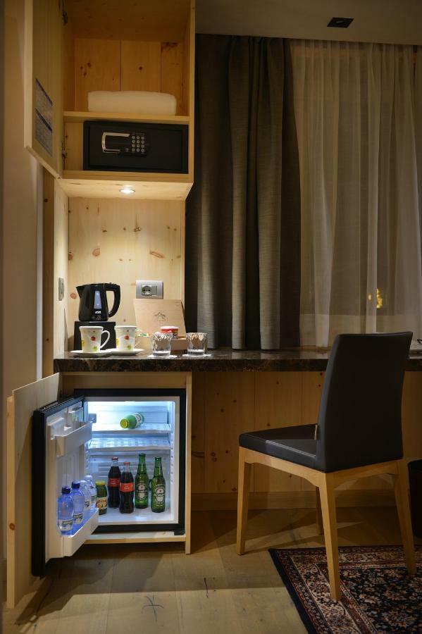 Executive Suite,784542657:JPEG