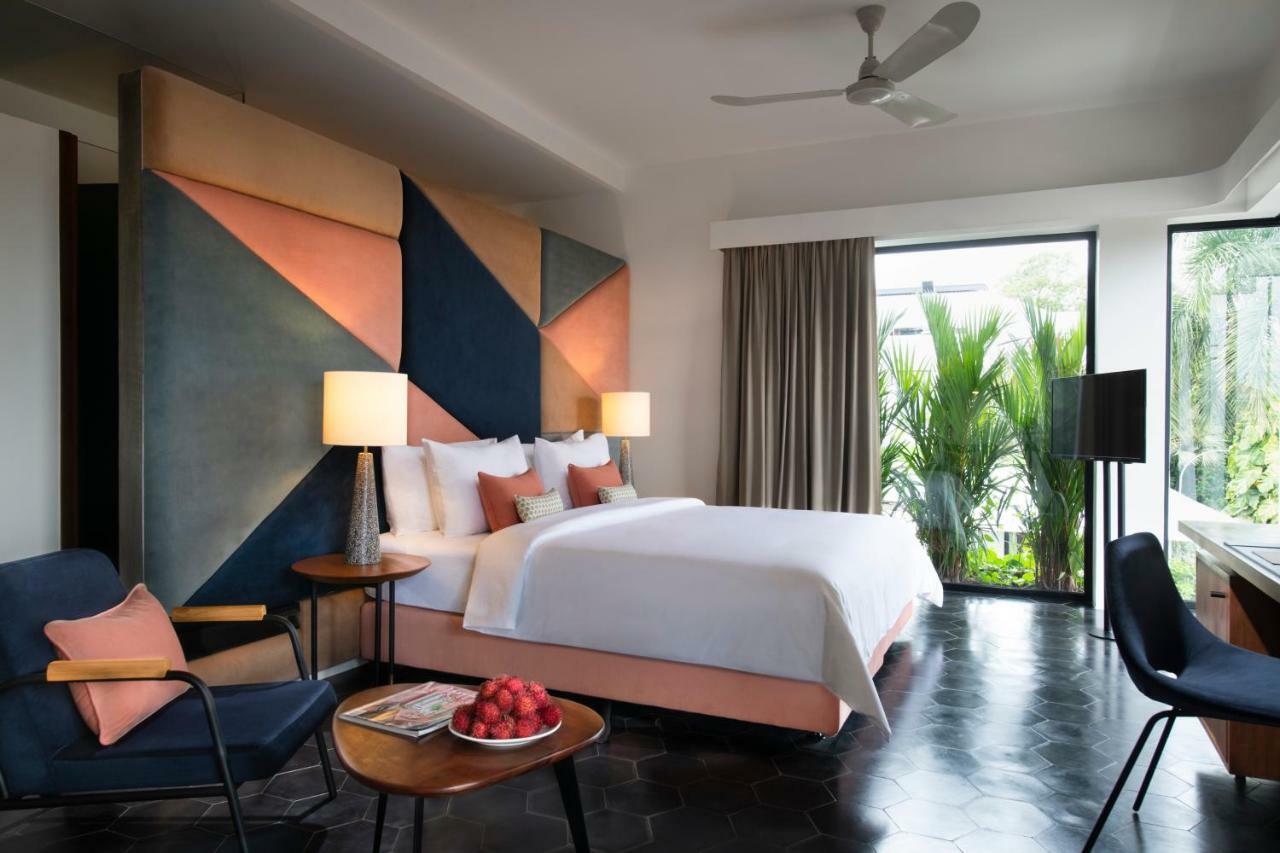 Deluxe Dreibettzimmer mit Poolblick