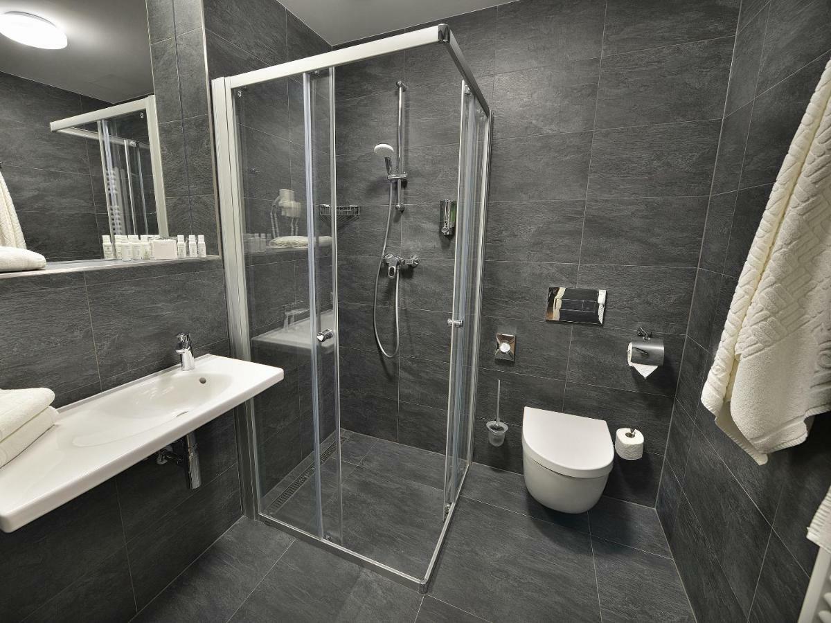 Double or Twin Room with Extra Bed,911882500:JPEG