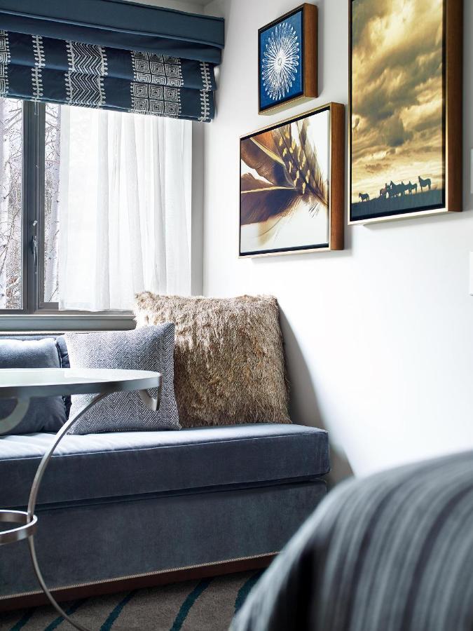 Deluxe King Room with Mountain View and Roll-In Shower - Disability Access