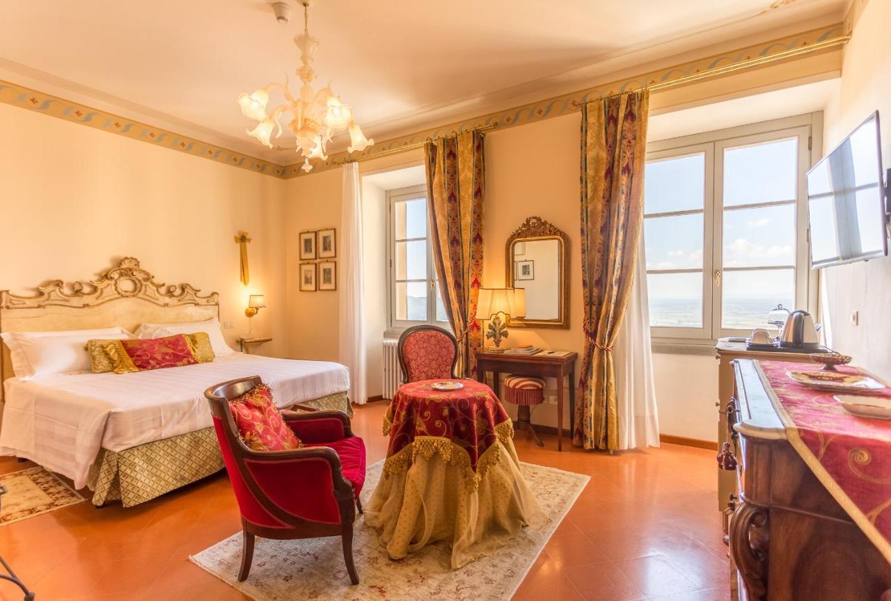 Deluxe Zimmer mit Kingsize-Bett und Whirlpool