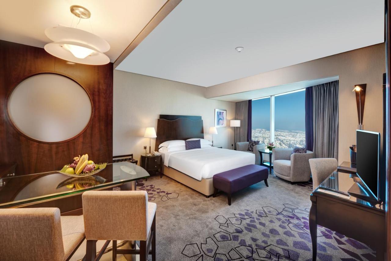 Geräumiges Zimmer mit kostenlosem Frühstück und Zugang zur Club Rotana Lounge, einschließlich Happy Hour und Softdrinks.