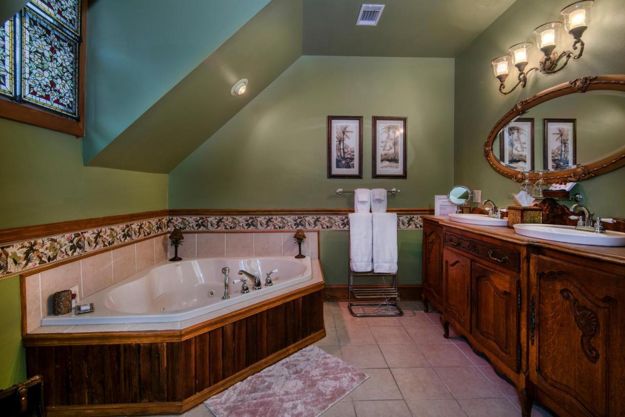 Hemmingway Spa Suite