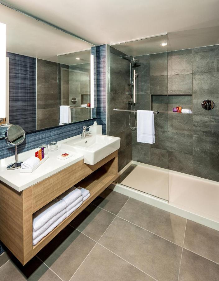 Superior Zimmer mit Kingsize-Bett und rollstuhlgerechter Dusche- Blick auf die Stadt und den Park, barrierefrei