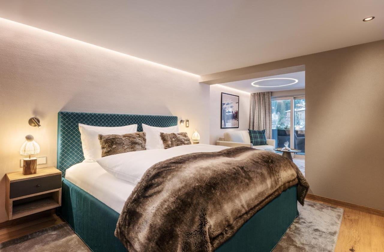 Habitación con cama extragrande y vistas al jardín
