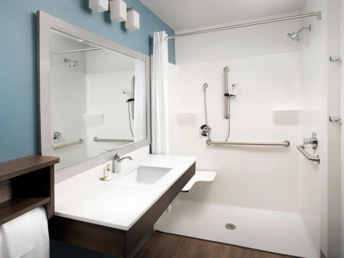 Queen Room  with Roll-In Shower - Disability Access/Non-Smoking