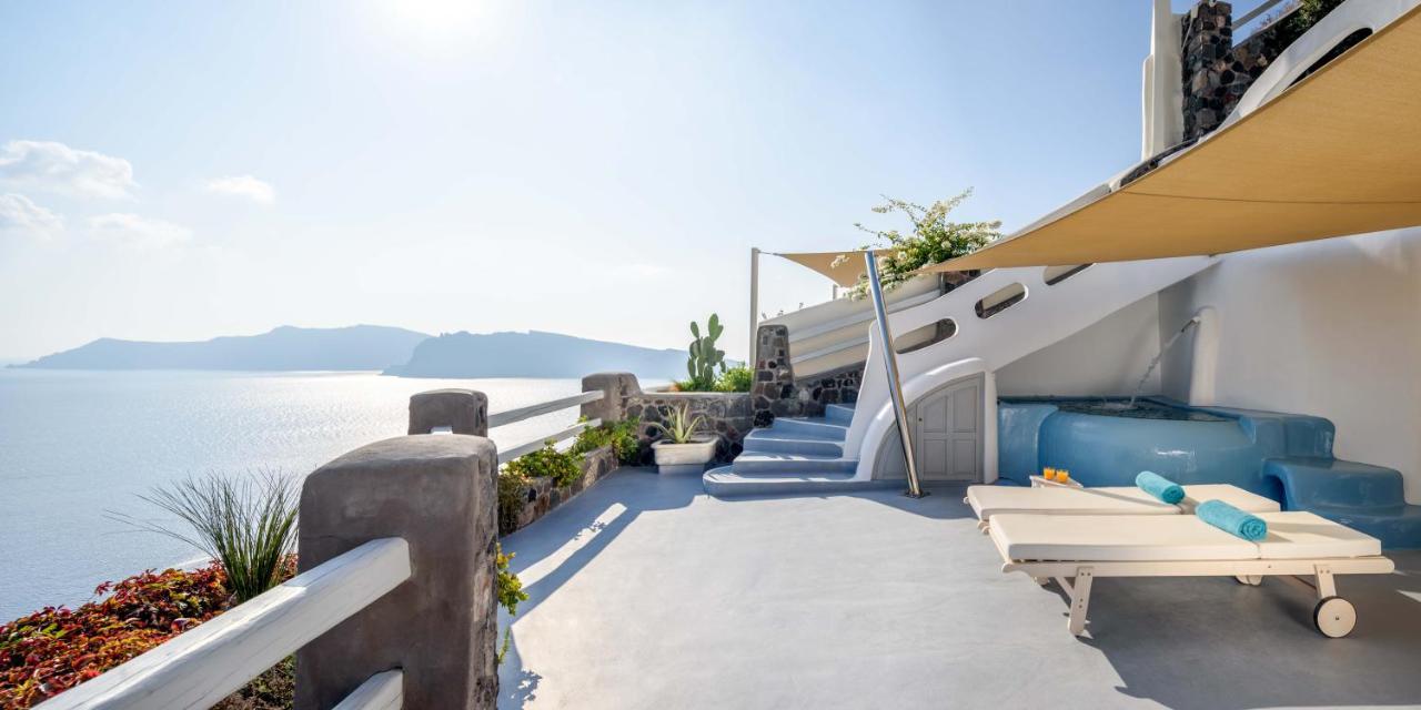 Honeymoon Suite with caldera view and Jacuzzi
