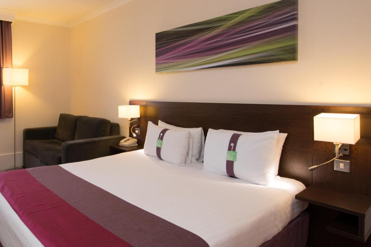 Standard Queen Room with Sofa Bed - Non-Smoking