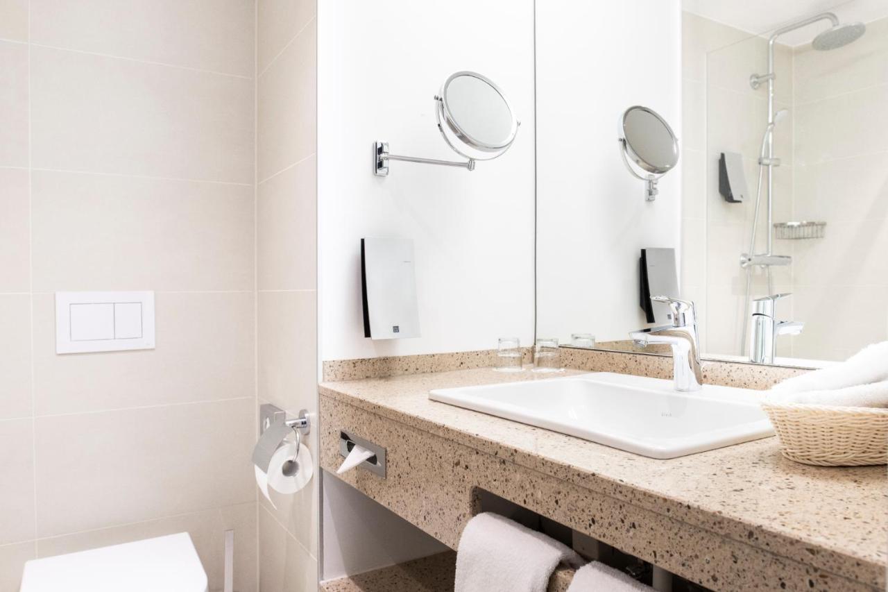 Standard Apartment with One King Bed,989487229:JPEG