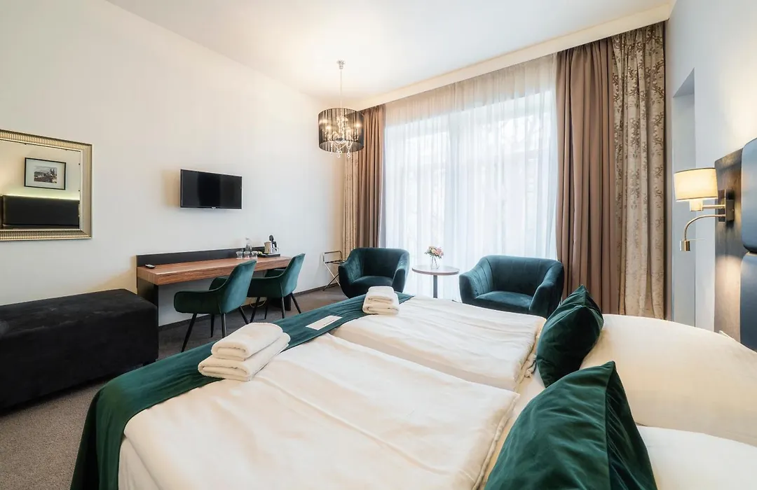 Hotel Noir-1