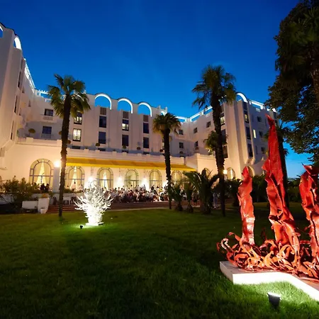 Hotel&Spa Vacances Bleues Le Splendid-3
