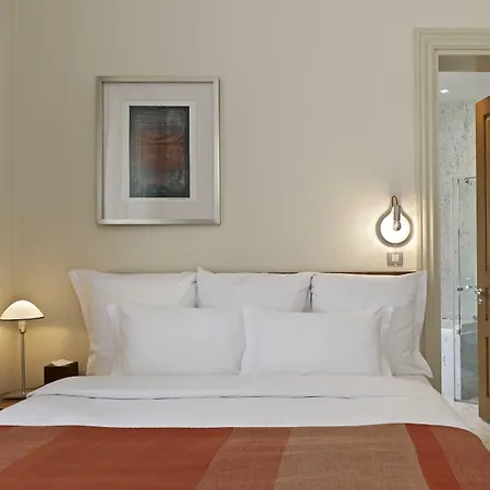 Tomtom Suites-3