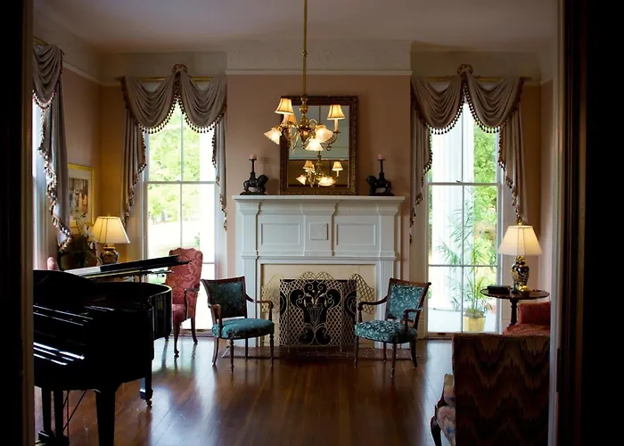 Hotel with view: Lookaway Inn