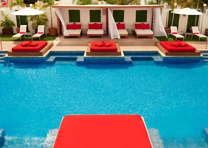 Central hotel: S Hotel Kingston