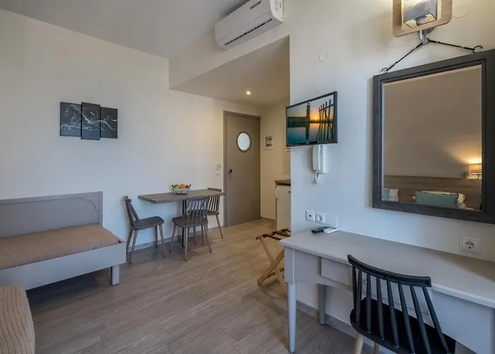 Cheap hotels Icarus Suites & Apartments By "Lefkoniko"