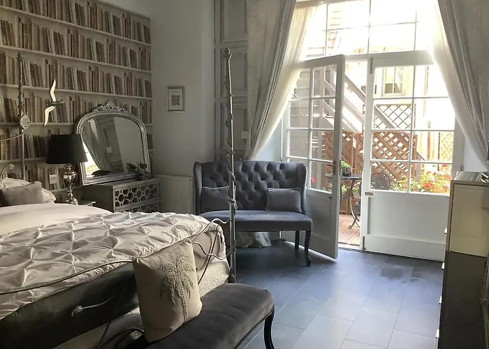 Hotel: A Room In The City - West