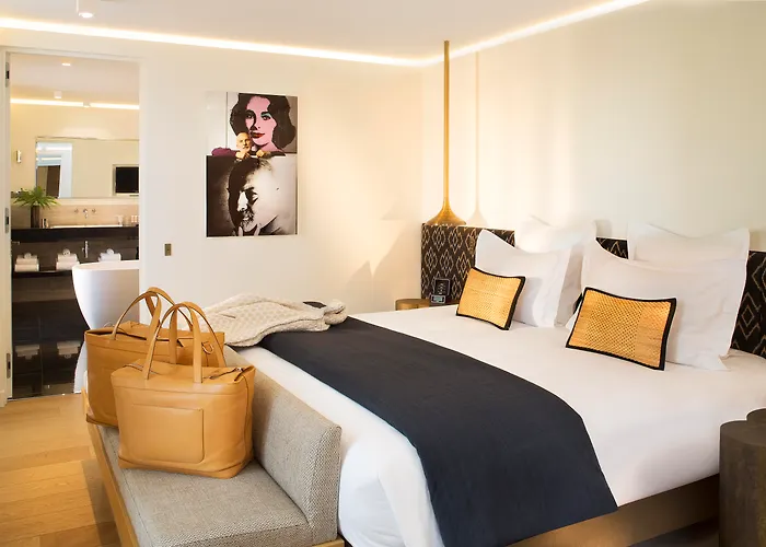Pet Friendly hotel: Hotel Marignan Champs-Elysees