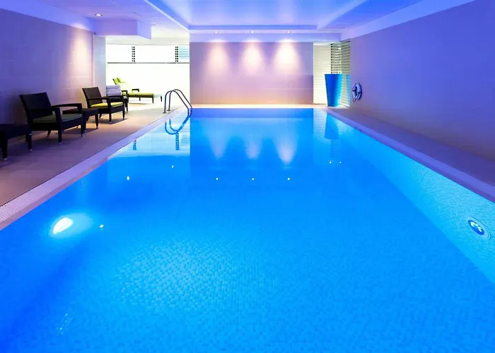Hotel with pool: Novotel London Paddington