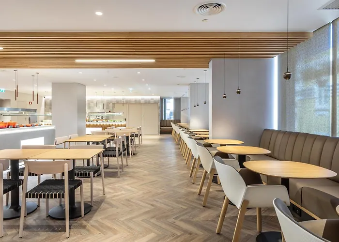 Hotel with pool: Holiday Inn Lisbon By Ihg