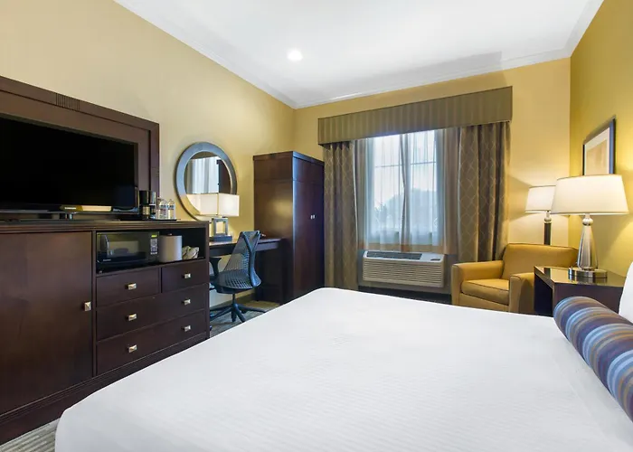 The Oaks Hotel & Suites