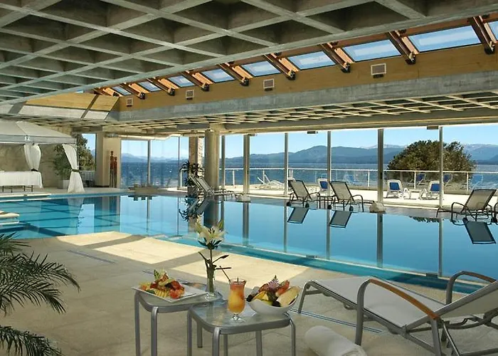 Hotel with pool: Cacique Inacayal Lake Hotel & Spa