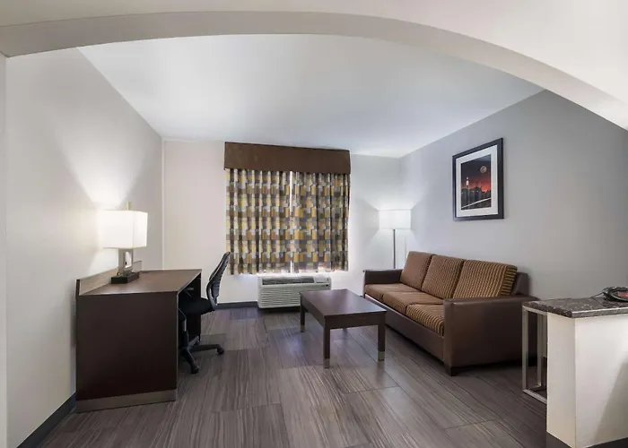Hotel near College: Quality Inn & Suites Huntsville Research Park Area