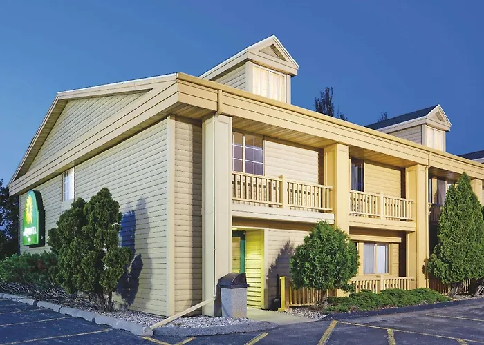 Hotel near College: La Quinta Inn By Wyndham Oshkosh