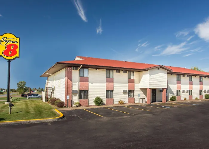 Cheap hotel: Super 8 By Wyndham Eau Claire I-94