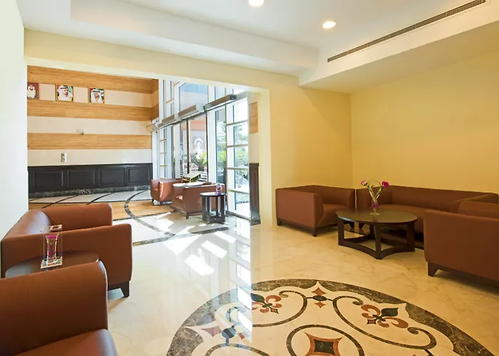 Central hotel: Emirates Grand Hotel