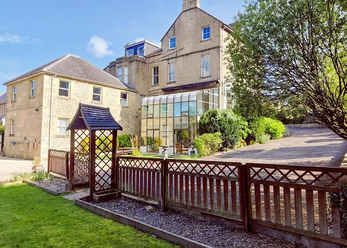 Guests house Wentworth House - Free Parking