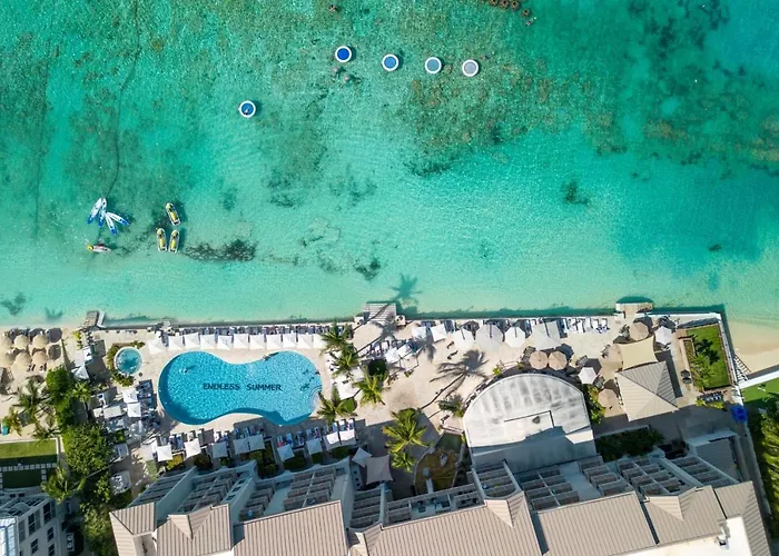 Hotel with view: Grand Cayman Marriott Resort