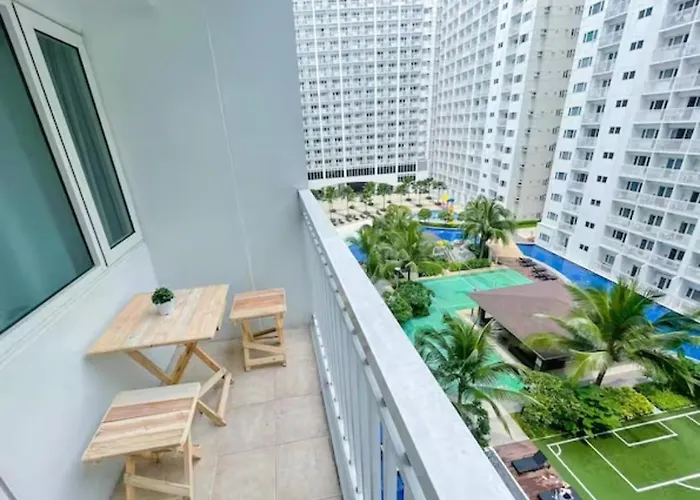 Hotel with pool: Shore Residences Tower D