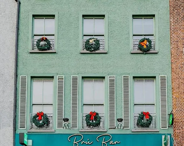 Hotel near College: Bru Bar & Hostel