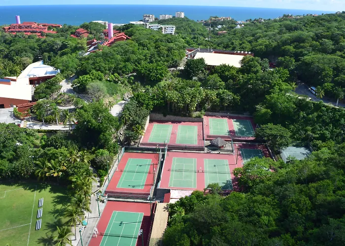 Hotel with Tennis: Las Brisas Huatulco