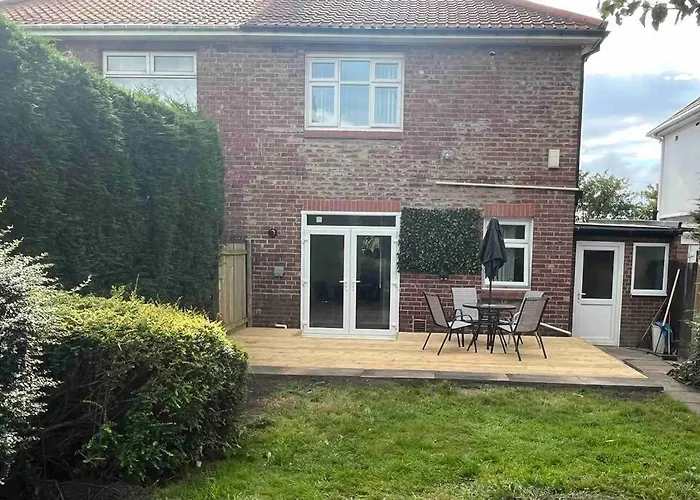 Modern Family Home Large Garden Free Parking
