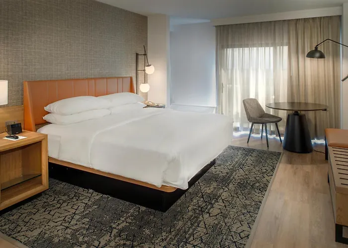 Hotel with pool: Sheraton Westport Plaza