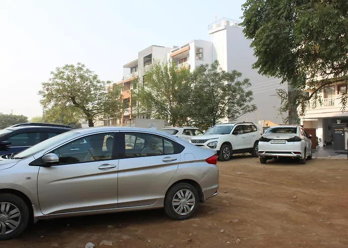 Aura Luxury Studio I Couple Friendly I Near Golf Course Road, Sector 57, Gurgaon
