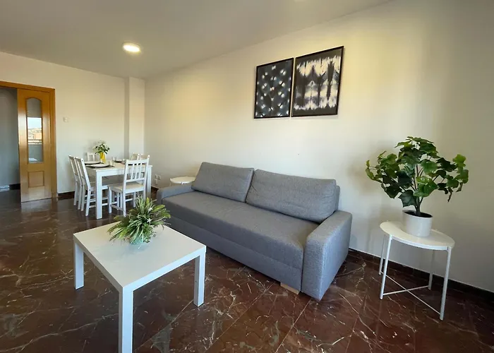 Hotel cerca del colegio: Apartamentos El Pilar Suites 3000