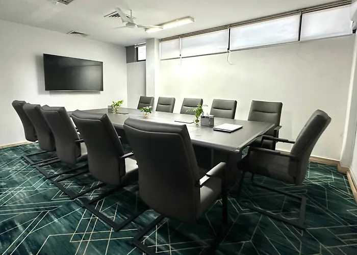 Manhattan Business Hotel, Male