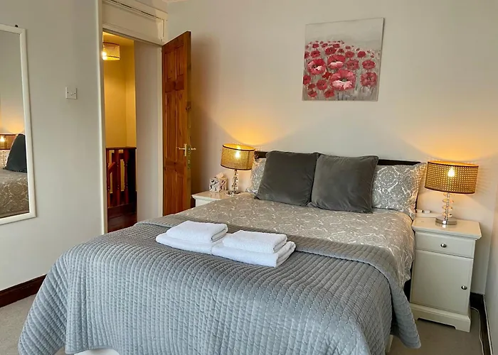 Pet Friendly hotel: Somers 4 Bed House Off Road Parking Pet Friendly