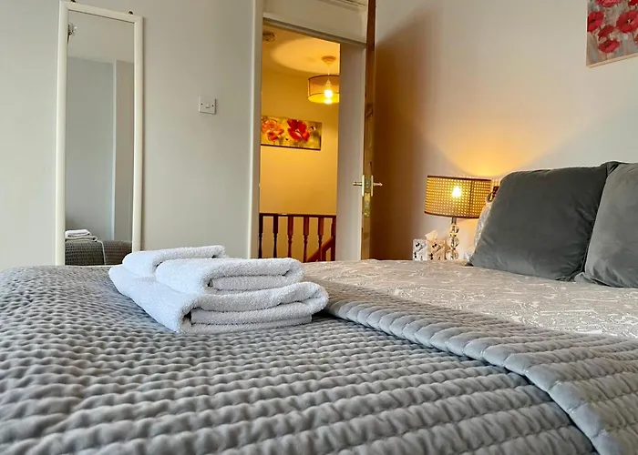 Pet Friendly hotel: Somers 4 Bed House Off Road Parking Pet Friendly