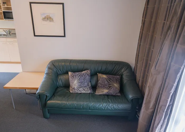 Motel: Victoria Court Motor Lodge - Free Parking