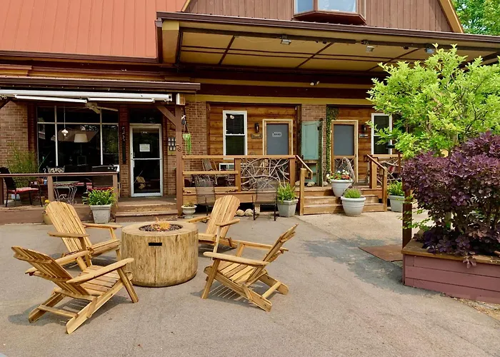 The Iris Garden Downtown Cottages And Suites