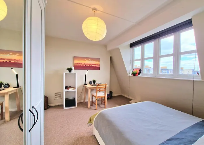 Airport Hotel: Riverside Mansions