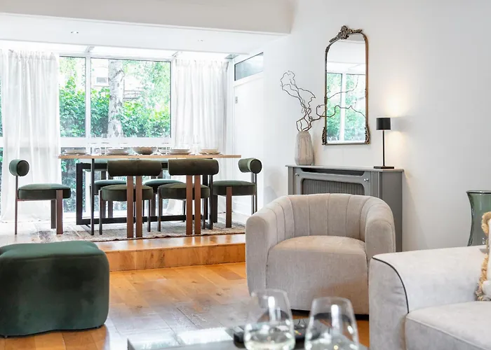 Dog friendly hotels Rare 4Beds Townhouse In Kensington With Patio