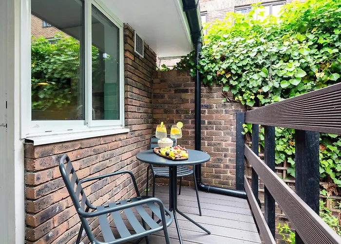 Dog friendly hotels Rare 4Beds Townhouse In Kensington With Patio