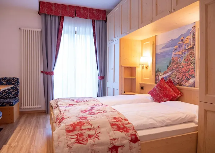 Hotel con piscina: Hotel Almazzago
