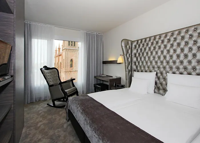 Arcotel John F