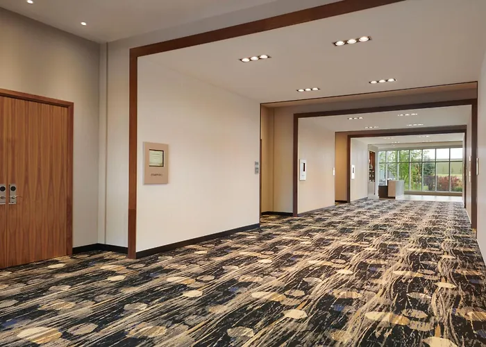 Courtyard By Marriott Airport