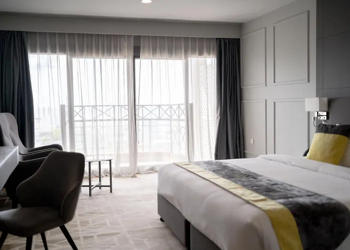 Manhattan Business Hotel, Male